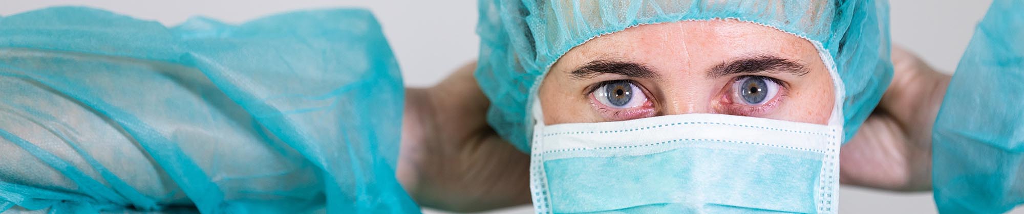 Ärztin in OP-Kleidung bereit für den Einsatz