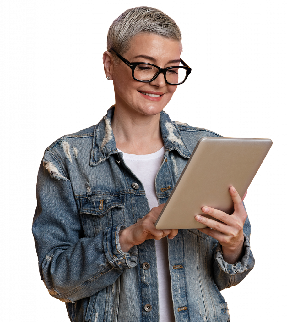 Frau mit kurzen grauen Haaren und Brille mit Tablett in der Hand